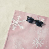 Serviette De Plage Pink White Snowflakes Christmas (En situation)
