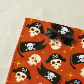 Serviette De Plage Pirate Skull & Cross Bones. Nom modifiable. (En situation)