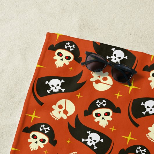 Serviette De Plage Pirate Skull & Cross Bones. Nom modifiable. (En situation)