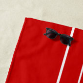 Serviette De Plage Piscine de bandes de course rouge blanc monogrammé (En situation)