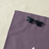 Serviette De Plage Piscine d'été moderne violet Nom monogramme (En situation)