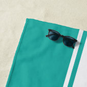 Serviette De Plage Piscine monogramme Turquoise moderne à rayures bla (En situation)