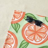 Serviette De Plage Piscine motif orange d'agrumes monogrammes (En situation)