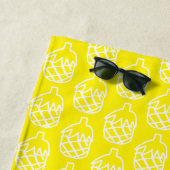 Serviette De Plage Plage d'ananas jaune funky (En situation)