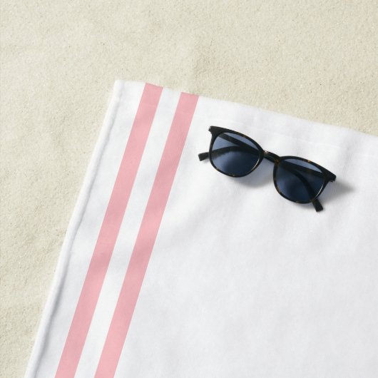 Serviette De Plage Plage Repos Face aux lèvres Blanche et rose Servie (En situation)