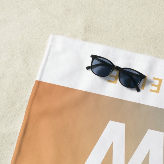 Serviette De Plage Plage simple rose arc-en-ciel pastel monogramme (En situation)