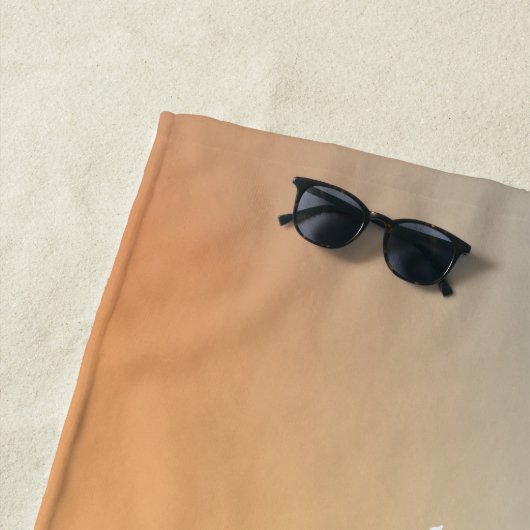 Serviette De Plage Plage simple rose arc-en-ciel pastel monogramme (En situation)