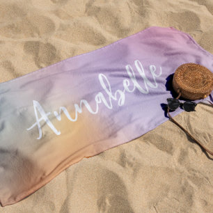 Serviette De Plage Plage simple rose arc-en-ciel pastel monogramme