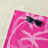 Serviette De Plage Plage tropicale Palmier rose chaud Monogramme (En situation)