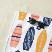Serviette De Plage Planches de surf roses Surfs Up et fleurs (En situation)