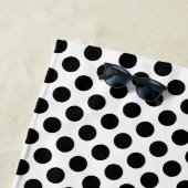 Serviette De Plage Point de polka noir et blanc personnalisé (En situation)