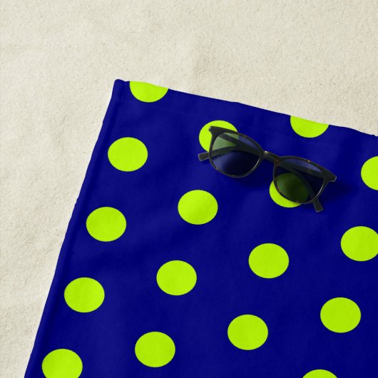Serviette De Plage Point Polka bleu marine et vert citron personnalis (En situation)