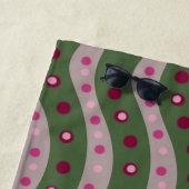 Serviette De Plage Pointe de Polka rose magenta au printemps (En situation)