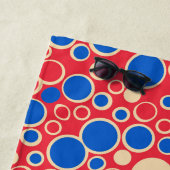 Serviette De Plage Points Rouge Et Bleu Sur Rouge (En situation)