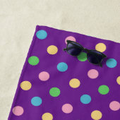 Serviette De Plage Pois chics modernes Personnalisé violet (En situation)
