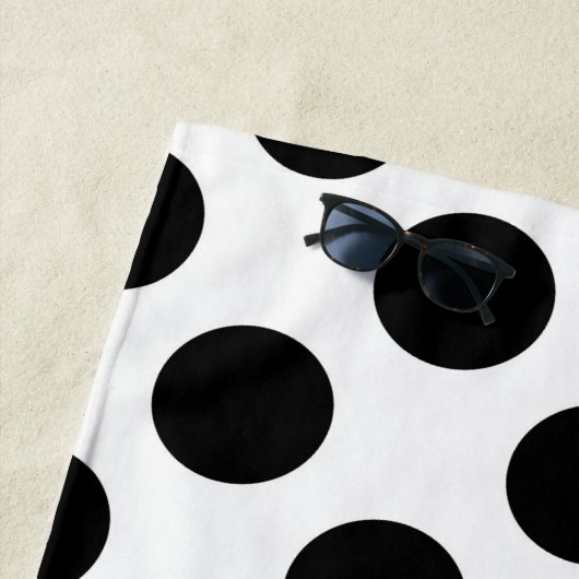 Serviette De Plage Pois noirs et blancs, pointillés, Votre nom (En situation)