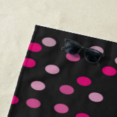 Serviette De Plage Pois roses sur noir (En situation)