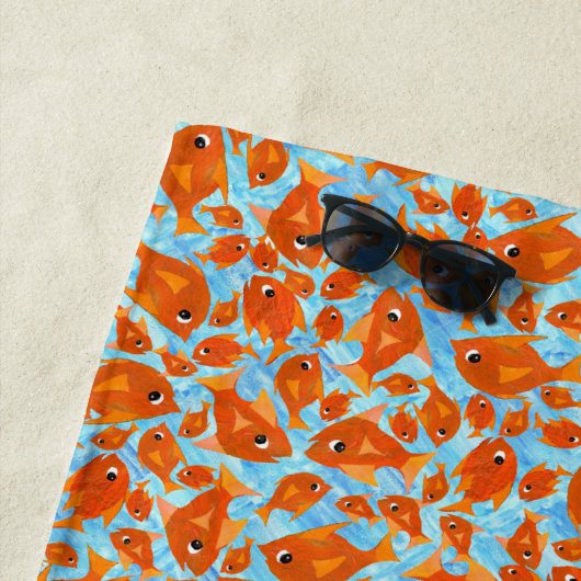 Serviette De Plage Poisson orange amusant Fond bleu aqueux (En situation)