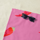 Serviette De Plage Poivrons rouges à l'aquarelle initiale rose (En situation)