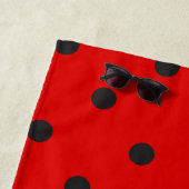 Serviette De Plage Polka Dot noir et rouge (En situation)