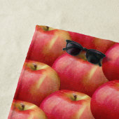 SERVIETTE DE PLAGE POMMES ROUGES DÉLICIEUSES (En situation)
