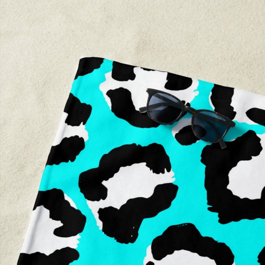 Serviette De Plage Poster de animal moderne Cyan Blue Leopard (En situation)