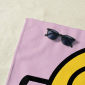 Serviette De Plage Poulet Jaune Sur Fond Rose (En situation)