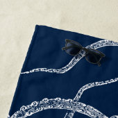 Serviette De Plage poulpe blanche sur un arrière - plan bleu (En situation)