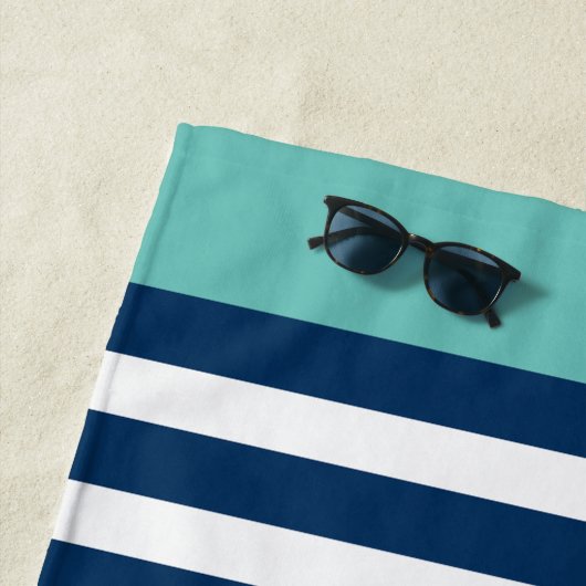Serviette De Plage Preppy Nautical Stripe Navy Turquoise Nom (En situation)