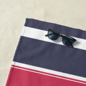 Serviette de plage Preppy Red, White & Blue Stripe (En situation)