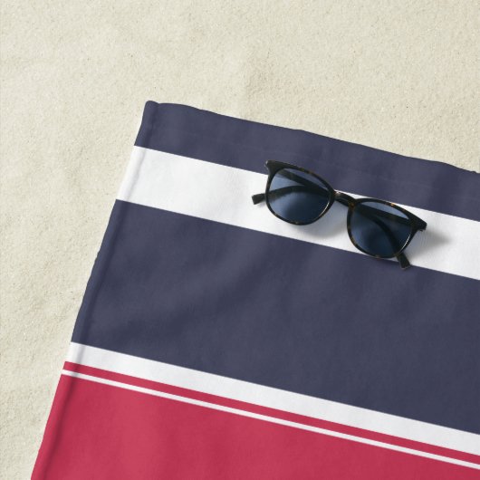 Serviette de plage Preppy Red, White & Blue Stripe (En situation)
