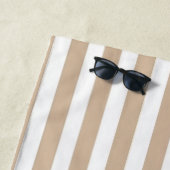 Serviette de plage printemps beige et blanc rayé (En situation)