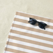 Serviette de plage printemps beige et blanc rayé (En situation)