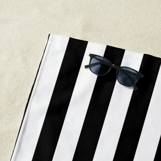 Serviette de plage printemps noir et blanc rayé (En situation)