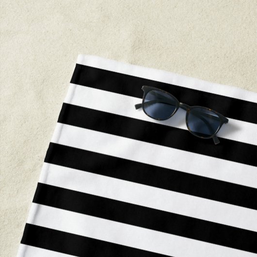 Serviette de plage printemps noir et blanc rayé (En situation)