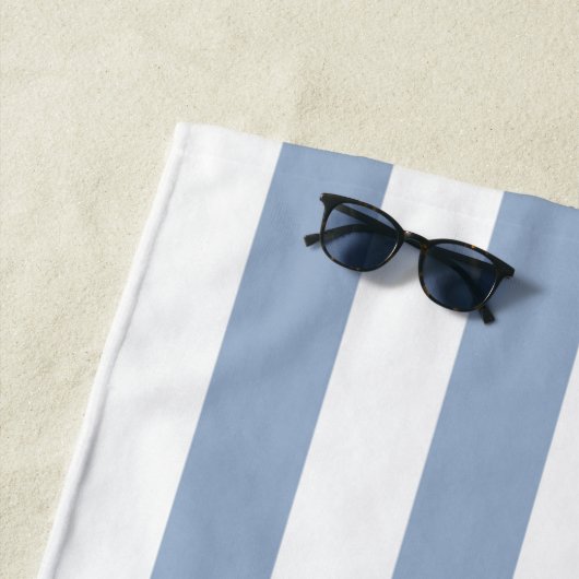 Serviette de plage printemps pastel bleu et blanc (En situation)