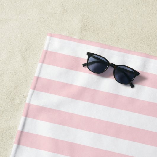 Serviette de plage printemps pastel rose et blanc (En situation)