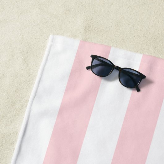 Serviette de plage printemps pastel rose et blanc (En situation)