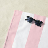 Serviette de plage printemps pastel rose et blanc (En situation)