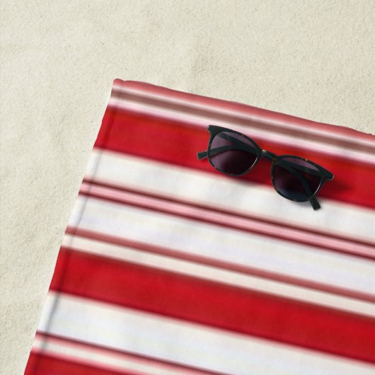 Serviette de plage printemps rouge et blanc rayée (En situation)
