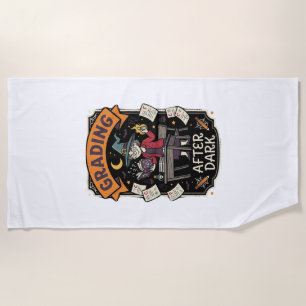 Serviette De Plage Professeur d'Halloween notant dans le noir