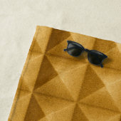 Serviette De Plage Pyramides, triangles texture dorée. (En situation)