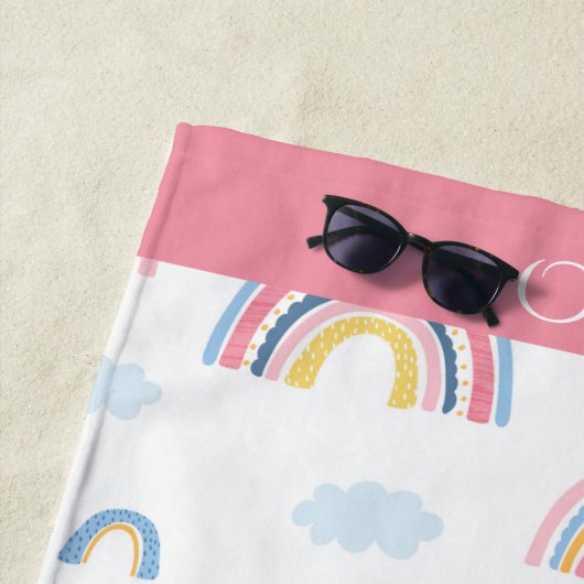Serviette De Plage Rainbow Pink Blue Yellow Monogramme Nom Fille (En situation)
