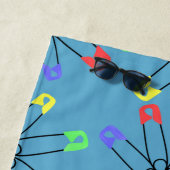 Serviette de plage Rainbow Safety Pin (En situation)