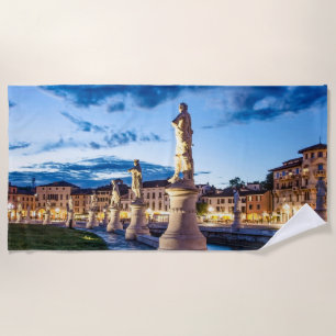 Serviette De Plage Rangée de statues illuminées à Padova
