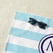 Serviette De Plage Rayé bleu clair et blanc, chic côtier nautique (En situation)