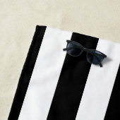 Serviette de plage rayée blanche et rose noire (En situation)