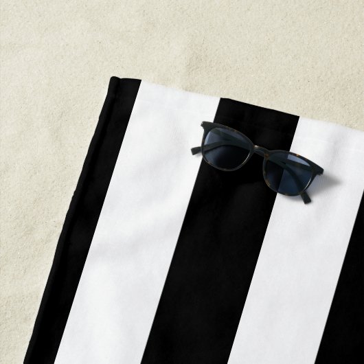 Serviette de plage rayée blanche et rose noire (En situation)