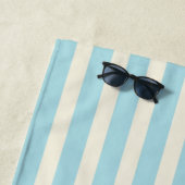 Serviette de plage rayée bleu clair cadeau (En situation)