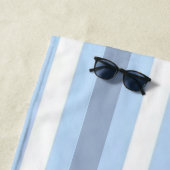 Serviette de plage rayée bleu et blanc de printemp (En situation)